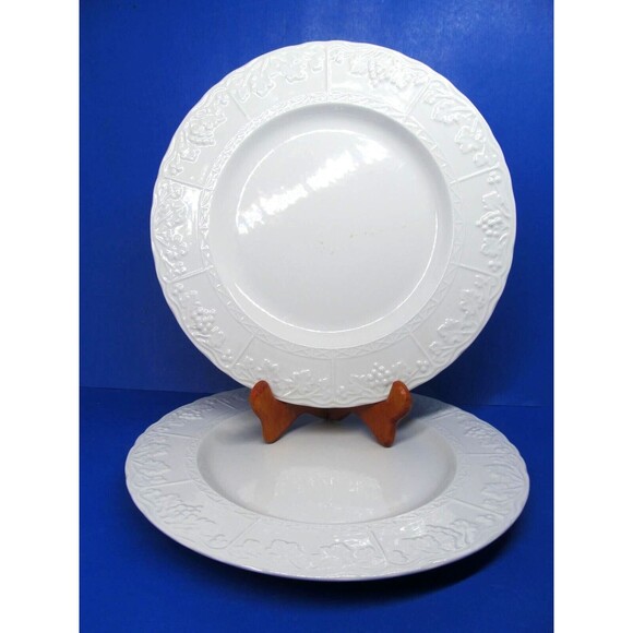 Quadrifoglio Franco Georgi  White Embossed Grapes 10" Dinner Plates Set of 2 - Picture 1 of 8